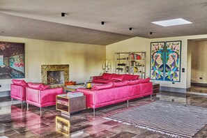 المنشأة من الداخل