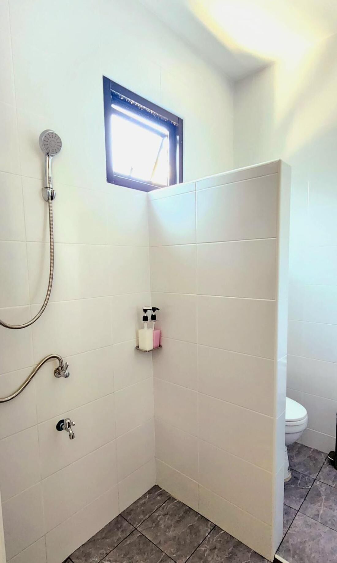 Douche, sèche-cheveux, serviettes fournies