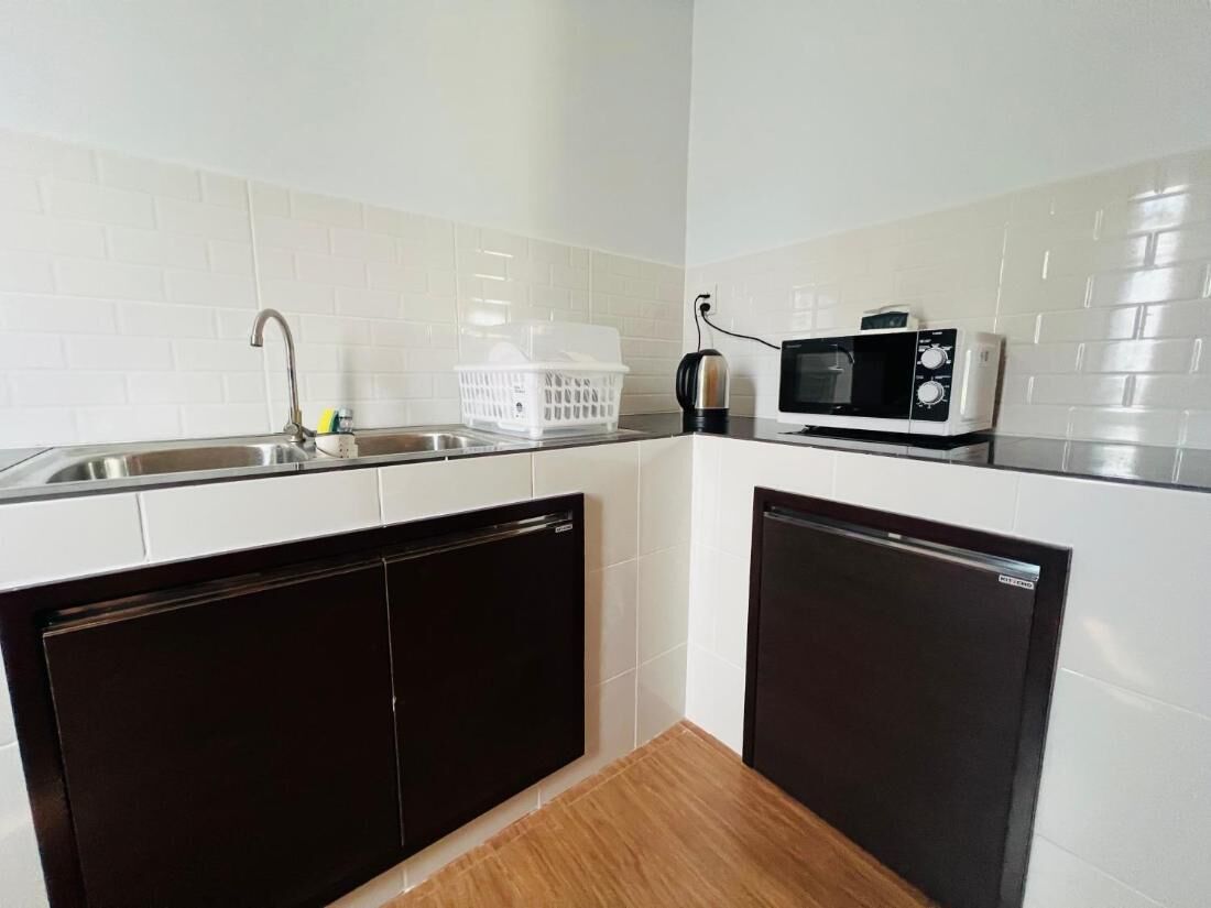 Kühlschrank, Mikrowelle, Kochgeschirr/Geschirr/Besteck