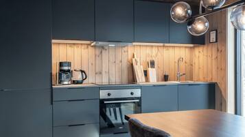 Fridge, oven, dishwasher, coffee/tea maker