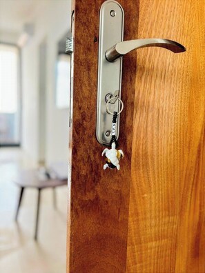 A door with a keyhole and a keyring with a key. - JoLi Beach House - Spacious Second Floor T0 Suite With Beatiful View (Santa Maria)
