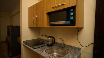 Frigorifero, microonde, piano cottura, macchina per tè/caffè