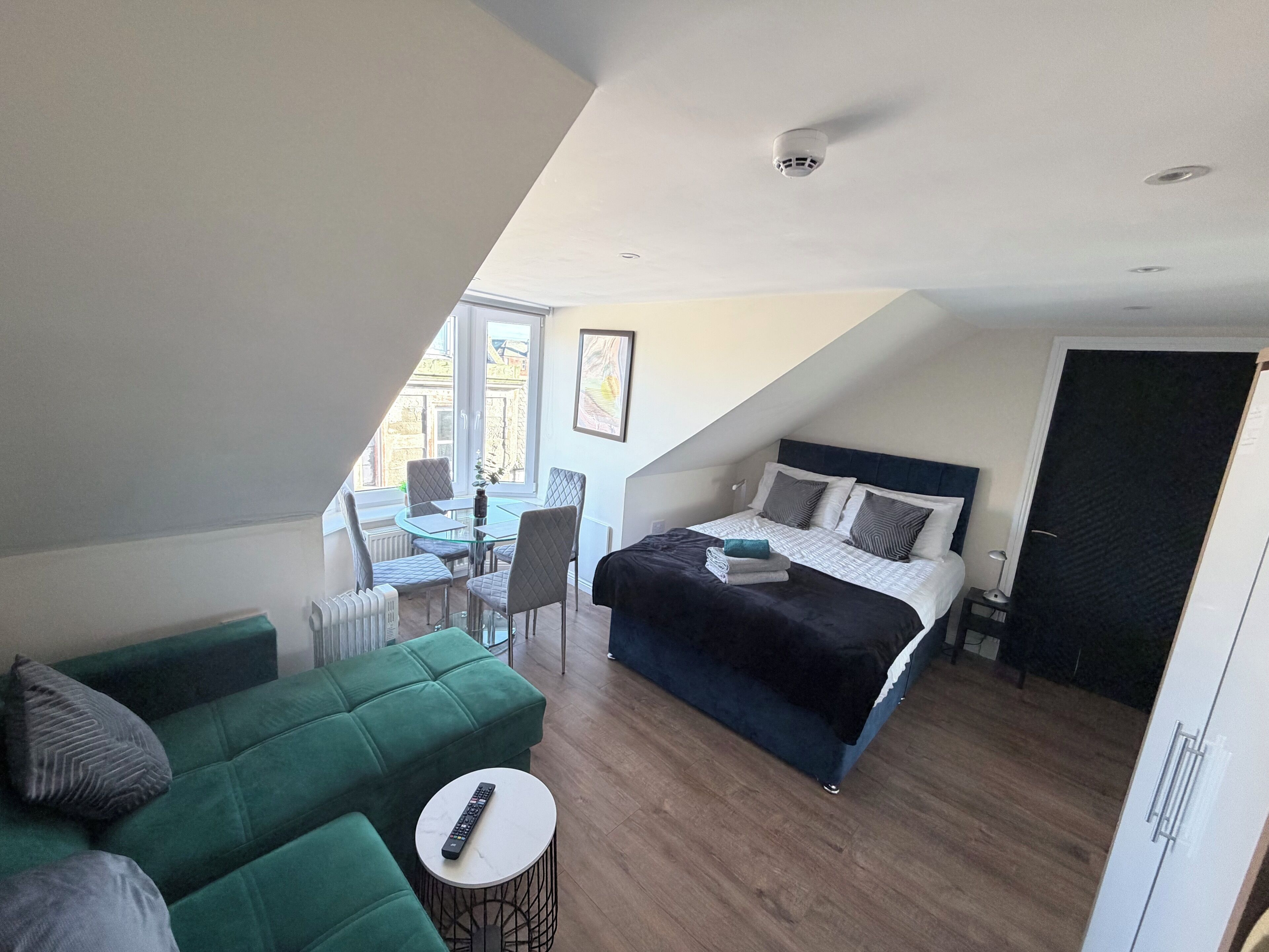 1 slaapkamer, een strijkplank/strijkijzer, internet, beddengoed