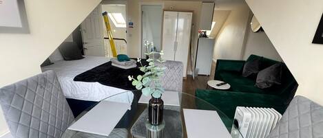 1 habitación, tabla de planchar con plancha, internet y ropa de cama