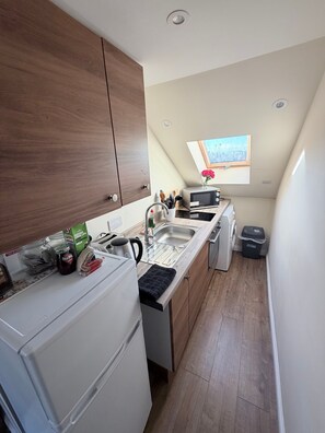 Fridge, microwave, oven, stovetop - Apartment 5- 216 High Street (Arbroath)