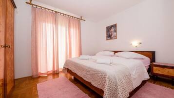2 bedrooms, iron/ironing board, travel cot, free WiFi