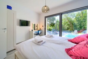 2 bedrooms, iron/ironing board, travel cot, free WiFi
