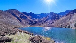 A mountainous landscape with a clear lake surrounded by rugged terrain. - Gite Casa Tutel (Esperce)