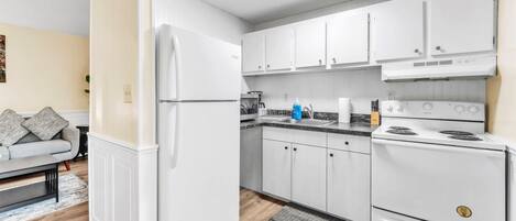 Jääkaappi, mikroaaltouuni, liesi, kahvin-/teenkeitin