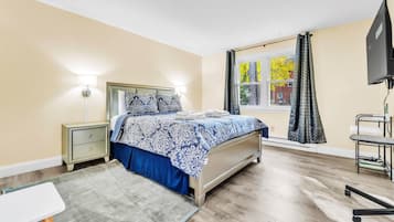 Escritorio, tabla de planchar con plancha, wifi gratis y ropa de cama