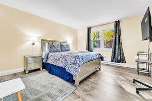 Escritorio, tabla de planchar con plancha, wifi gratis y ropa de cama