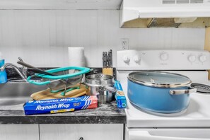 Een koelkast, een microgolfoven, een kookplaat