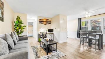 Een smart-tv, een kantoor en een computerscherm