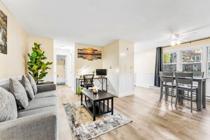 智能电视、办公室、电脑显示器