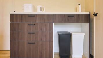 Comfort House, Non Smoking, Patio | Private kitchen | Full-size fridge, microwave, stovetop, cookware/dishes/utensils