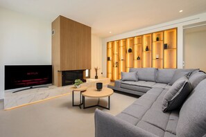 Smart TV y chimenea 
