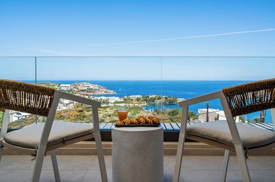 Majo Luxury 11BDR Villa with Sea View 2Heated Pools, Gym Sauna