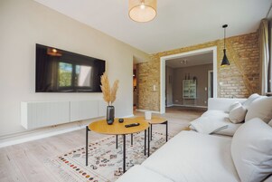 Hús - 3 svefnherbergi | Stofa | 60-tommu flatskjársjónvarp með gervihnattarásum, sjónvarp.