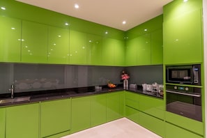 别墅, 阳台, 海洋景观 | 私人厨房 | 大冰箱、微波炉、烤箱、炉灶