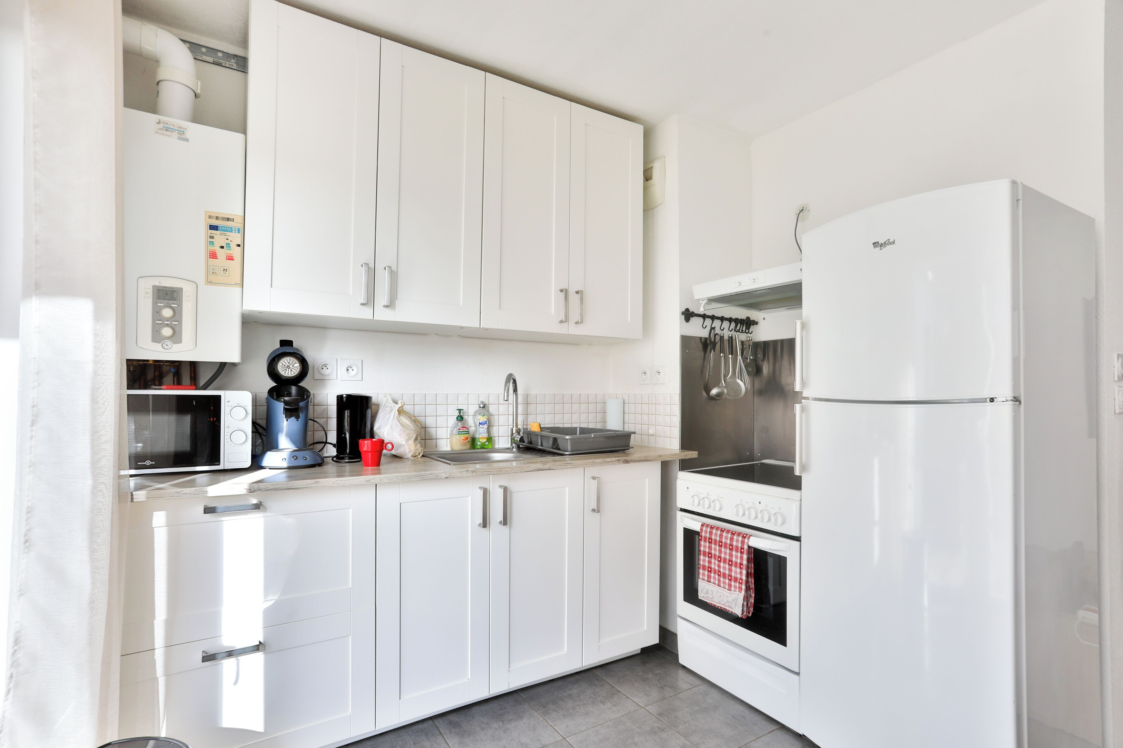 Réfrigérateur, micro-ondes, four, plaque de cuisson