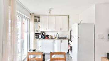 Coffee/tea maker, fridge, microwave, oven