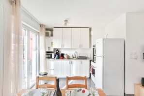 Fridge, microwave, oven, stovetop - 3 Stars - Le Domaine des Vignes - Kaysersberg Vineyard at the foot of the vines (Kaysersberg)