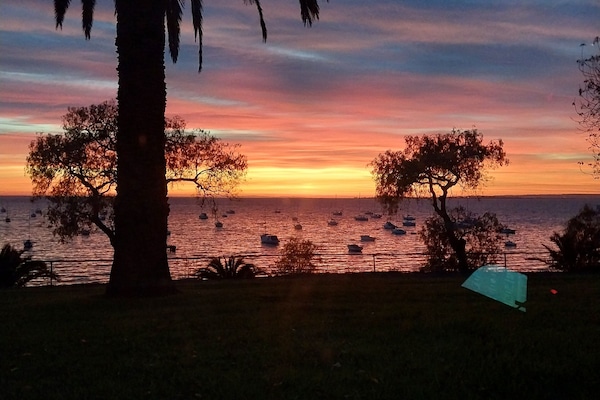 Stroll along nearby Eastern Beach at sunrise, it's beautiful.