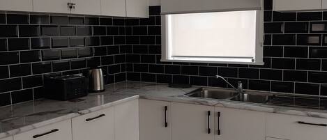 Microondas, horno, parrilla de estufa y toallas de papel