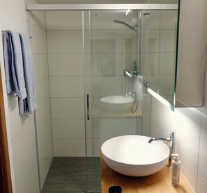 Dusche, Haartrockner, Handtücher, Seife