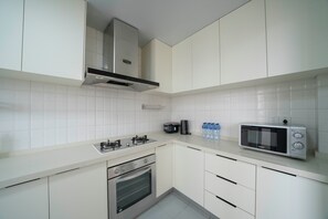 Superior Apartment, 4 Bedrooms, City View | Private kitchen