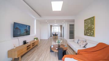 Superior Apartment, 4 Bedrooms, City View | Living room | Smart TV