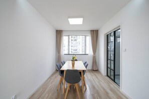 Superior Apartment, 4 Bedrooms, City View | Living room | Smart TV