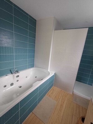 Dusche, Whirlpool, Handtücher, Seife