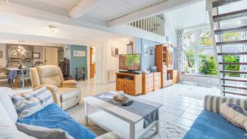 TV, fireplace, stereo