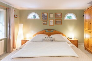 2 Schlafzimmer, Schreibtisch, Bügeleisen/Bügelbrett, Reisekinderbett