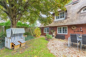 Outdoor dining - Vacation apartment "Auszeit unter Reet" in Dörpum for up to 4 people (Dörpum)