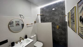 Een douche, een haardroger, handdoeken, zeep