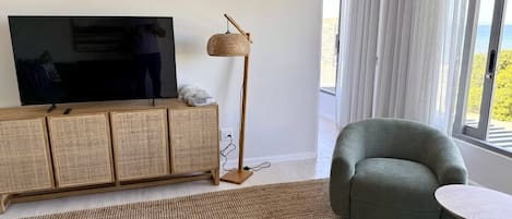 Smart TV, fireplace