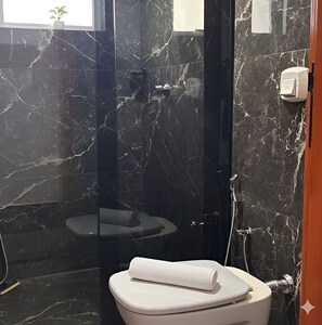 Een douche, een haardroger, zeep, toiletpapier