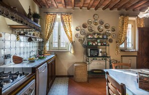 Réfrigérateur, plaque de cuisson, lave-vaisselle, cafetière/bouilloire