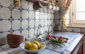 Réfrigérateur, plaque de cuisson, lave-vaisselle, cafetière/bouilloire