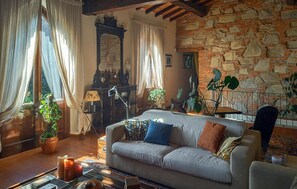 Una Smart TV, una chimenea