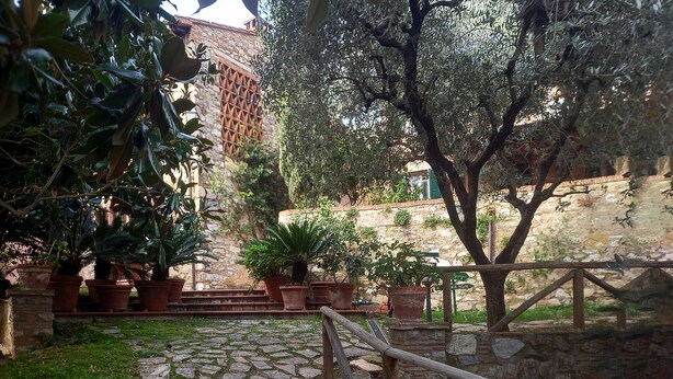 A courtyard with stone steps, potted plants, and a wooden fence. - 4 bedroom awesome home in Quiesa (Quiesa)