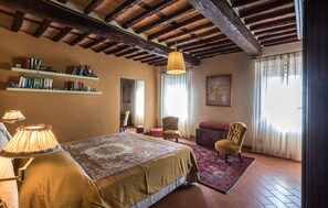4 bedrooms, iron/ironing board, travel cot, free WiFi