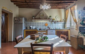 Réfrigérateur, plaque de cuisson, lave-vaisselle, cafetière/bouilloire