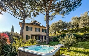 Outdoor spa tub - 4 bedroom awesome home in Quiesa (Quiesa)