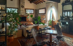 Una Smart TV, una chimenea