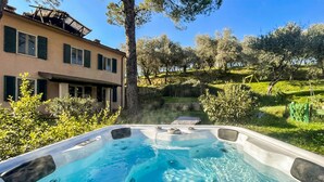 A hot tub with a clear view of a house and surrounding greenery. - 4 bedroom awesome home in Quiesa (Quiesa)