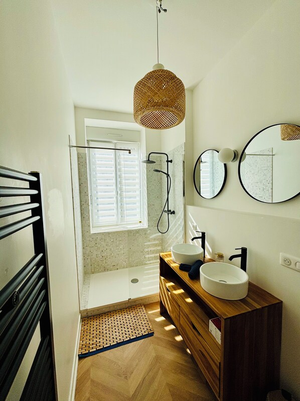 Shower, hair dryer, towels, soap - Vrbo Property (Quimper)