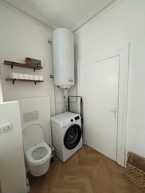 Shower, hair dryer, towels, soap - Vrbo Property (Quimper)